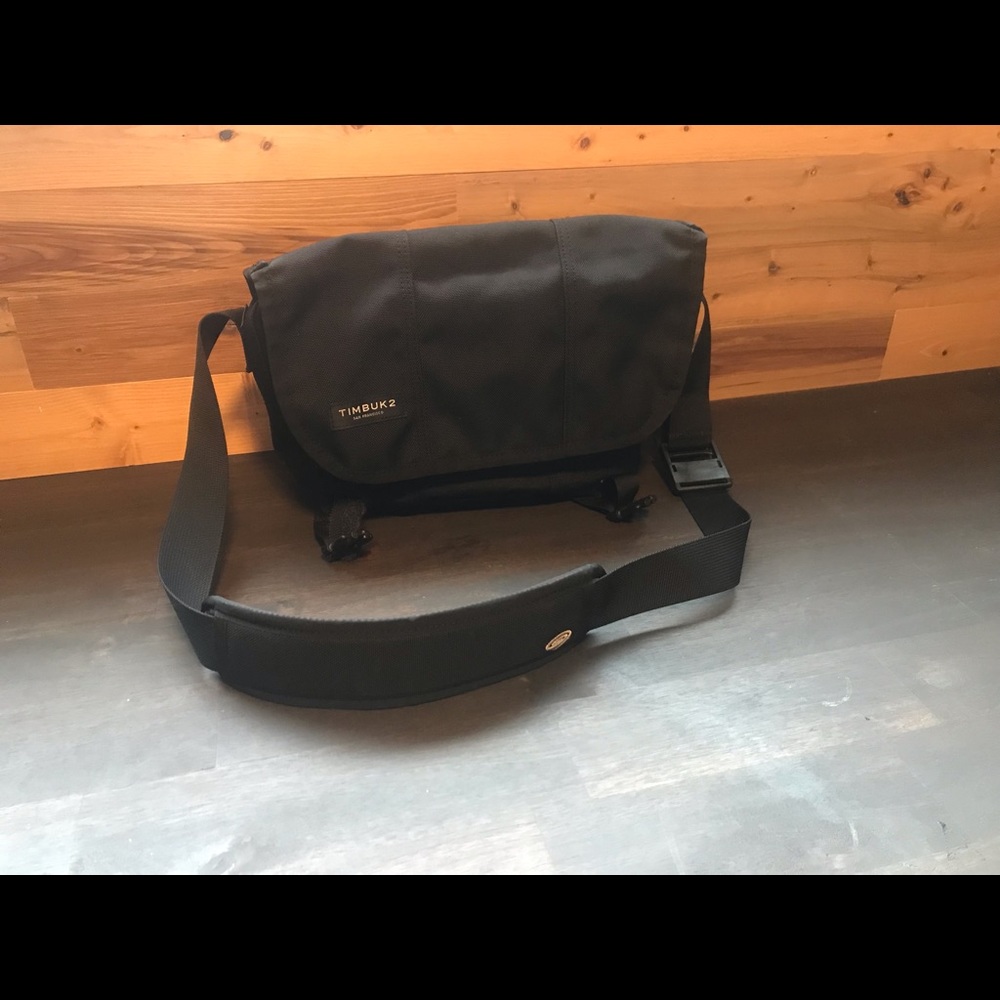 Small Timbuk2 crossbody messenger purse.